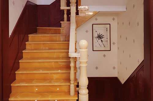 嘉兴中式别墅室内汉白玉石楼梯的定制安装装饰效果