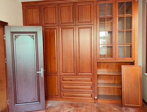 嘉兴中式家庭装修里定制的实木衣柜效果图